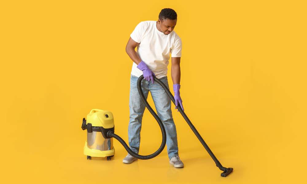 How does a vacuum cleaner work